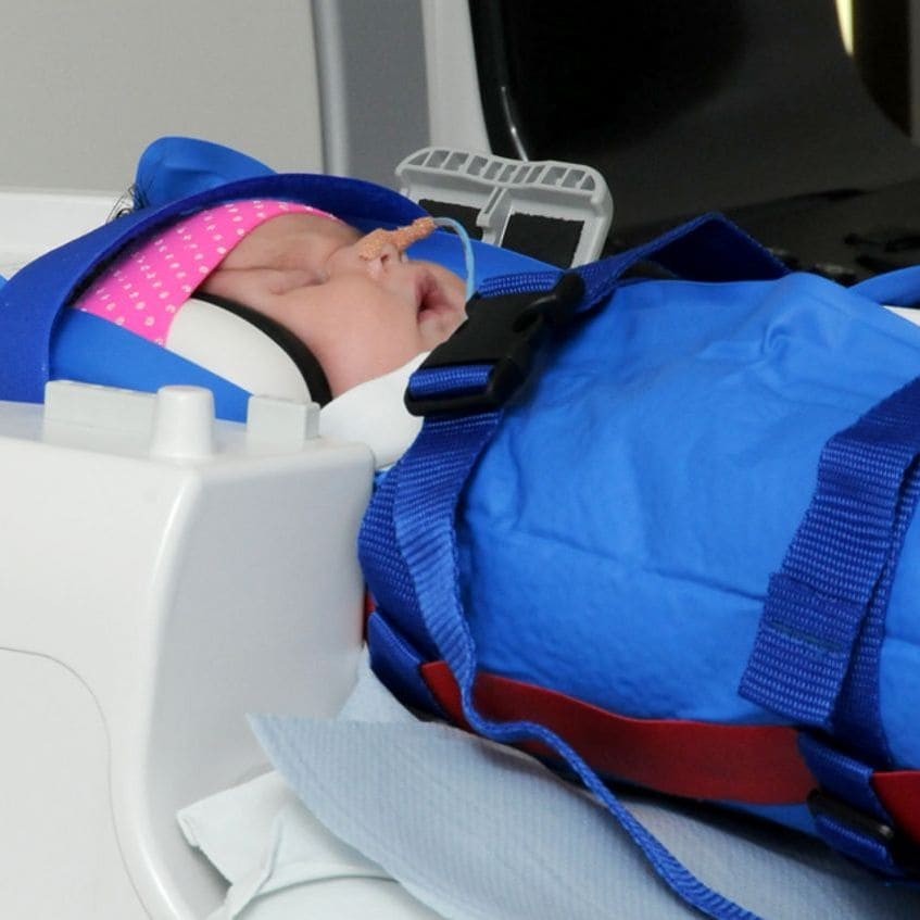 Магнито-резонансная томография головного мозга. Мрт под наркозом. Мрт с наркозом ребенку. Мрт с наркозом ребенку. Мрт детям.